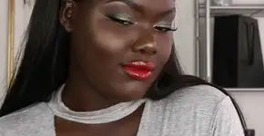 Blogueira testa as cores mais escuras de marcas de maquiagem