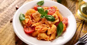 Tortellini cremoso com tomate e manjericão: um abraço em forma de jantar!