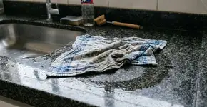 Demorei muito para entender por que na Grécia o pano de prato não deve ser deixado úmido em cima da bancada de granito
