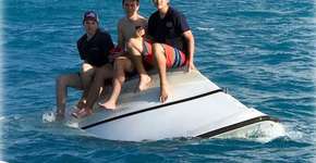 Barco vira em alto-mar e 3 jovens são salvos graças ao celular