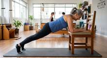 Featured side: Os instrutores de Pilates concordam: “A partir dos 60 anos, o melhor exercício para fortalecer o core, incluindo as costas e o abdômen, é a prancha.