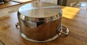 Demorei muito para entender por que a panela queimada não deve ser areada com esponja de aço