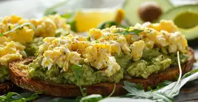 Sanduíche de ovo com abacate para os vegetarianos