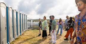 Projeto sueco transforma xixi de banheiro químico em fertilizante para a produção de cerveja