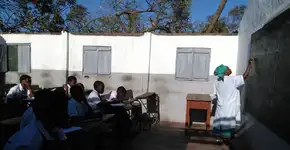 Após ciclone, alunos vão à aula em escola sem teto em Moçambique