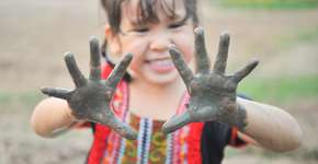 Deixar a criança se sujar melhora a imunidade, diz pesquisador