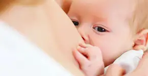 Mulher trans produz leite e amamenta bebê no 1º caso registrado