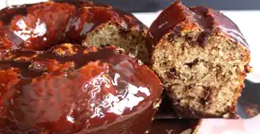 Aprenda a fazer o clássico bolo formigueiro com calda de chocolate