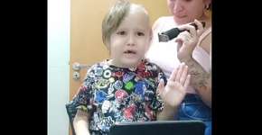 Mãe chora ao raspar cabelo do filho com leucemia e vídeo viraliza