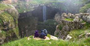 Caverna das Três Pontes, no Líbano, ganha cachoeira quando neve derrete
