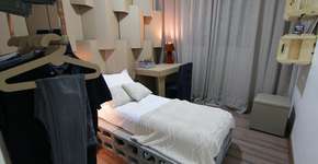 Veja quarto mobiliado apenas com móveis de papelão