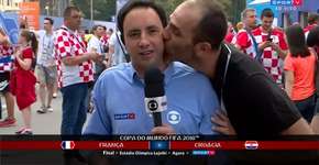 Pedro Bassan é beijado durante link ao vivo na Globo