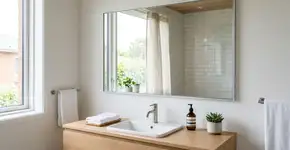 O espelho do banheiro estava embaçado com resíduos de sabão! A “solução caseira para limpar vidros” deixou tudo cristalino, sem deixar manchas de água