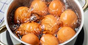 Cozinhar ovo com vinagre é um truque simples que vai facilitar sua vida