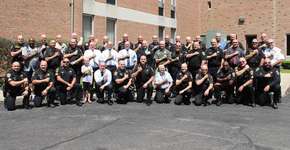 50 policiais raspam a cabeça por colega com câncer