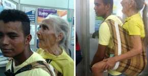 Parente carrega idosa nas costas para ela sacar benefício no AC