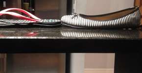 Universitários criam chinelo de borracha que vira sapatilha