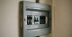 O disjuntor do ar-condicionado realmente ajuda a economizar energia? Essa é uma resposta que muitas pessoas não entendem