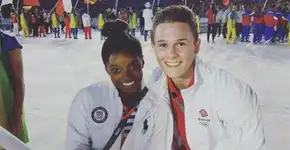 Simone Biles tirou selfie com todo mundo na festa de encerramento