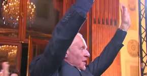 Confira a reação de Anthony Hopkins ao escutar pela 1ª vez uma valsa que compôs há 50 anos