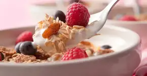 Iogurte com granola e frutas é uma obra-prima; aprenda a fazer