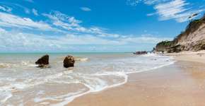 Conheça a praia do Carro Quebrado, em Alagoas
