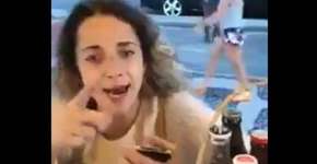 Mulher humilha e ameaça funcionários de quiosque no RJ e é filmada