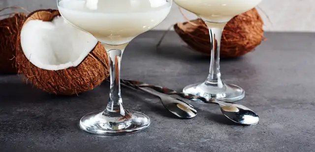 Como fazer licor de coco caseiro em 5 minutos – e com apenas 3 ingredientes