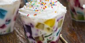 Gelatina mosaico no copinho: sobremesa fofa e colorida