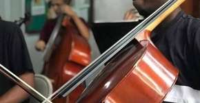 Violoncelista levado por engano deixa presídio