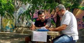 Professor dá aulas grátis de física em praça e viraliza nas redes