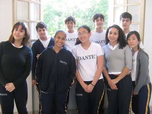 O grupo de alunos da oficina de cinema e da oficina de jornalismo