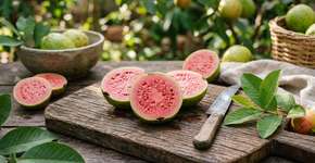 Fruta rica em proteínas que ajuda a ganhar massa muscular e fortalecer os ossos após os 45 anos