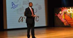 Conheça a história do empreendedor que foi do uniforme de office boy ao terno e gravata