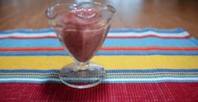 Conheça a receita de sorvete natural à base de frutas