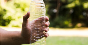 Como usar uma garrafa congelada para manter seu quarto fresco sem ar-condicionado