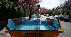 Artista inglês dá novas utilidades a caçambas de lixo