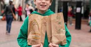 Menino de 12 anos distribui lanches para moradores de rua nos EUA
