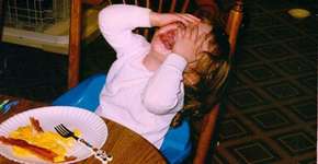 Pais compartilham imagens de filhos chorando e contam o motivo