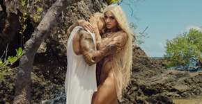 Fã tenta deixar Pabllo Vittar em saia justa, mas cantora arrasa