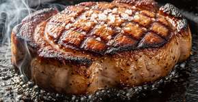 Basta um pouco de sal grosso para selar a carne na frigideira e você terá um prato com sabor muito mais intenso