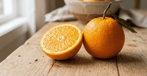 A fruta que tem cor de mel, solta a casca sem esforço nenhum e não deixa aquele cheiro forte que gruda na mão