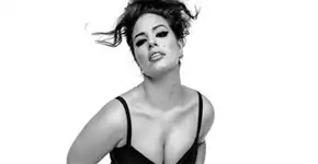 Modelo plus size, Ashley Graham arrasa em ensaio de lingerie