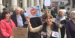 Ativistas protestam contra dinheiro produzido com gordura animal