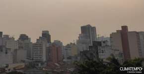 SP amanhece com céu alaranjado por causa de fumaça do Pantanal