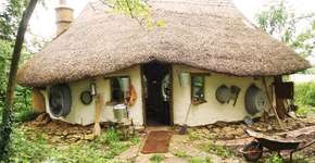 Professor constrói casa gastando menos de R$600