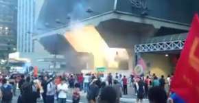 Manifestantes invadem prédio da Fiesp na Paulista