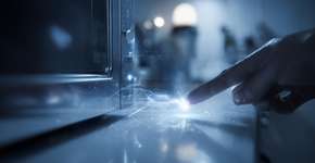 Aquele formigamento ao tocar no micro-ondas não é normal nem seguro