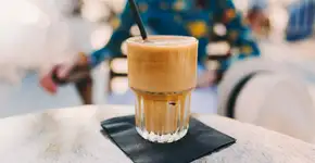 Bebida que leva apenas 2 ingredientes é aliada da queima de gordura