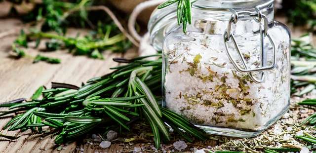 Como fazer sal de ervas para temperar a comida com menos sódio